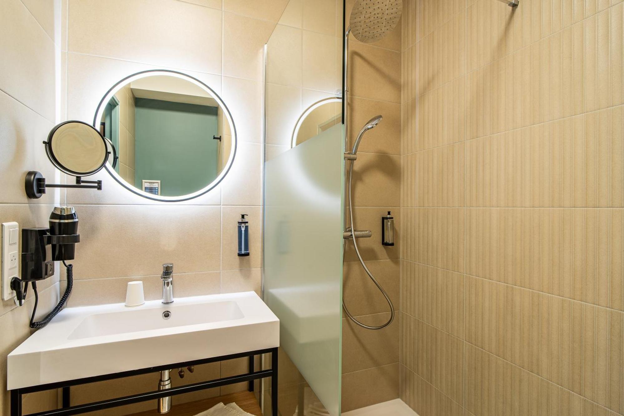 Kyriad - Ester Hotel 3*